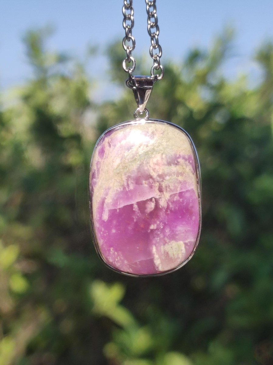 Sugilith / Sugilite inkl. 925 Silber Fassung lila Edelstein Kette Natur Heilstein Energie Rarität Mann Frau Er Sie Geschenk Edel hochwertig - Art of Nature Berlin