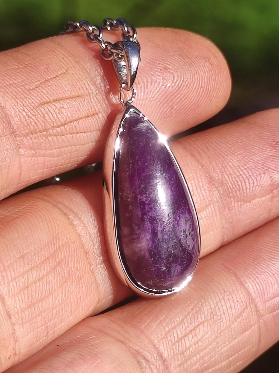 Sugilith / Sugilite inkl. 925 Silber Fassung lila Edelstein Kette Natur Heilstein Energie Rarität Mann Frau Er Sie Geschenk Edel hochwertig - Art of Nature Berlin