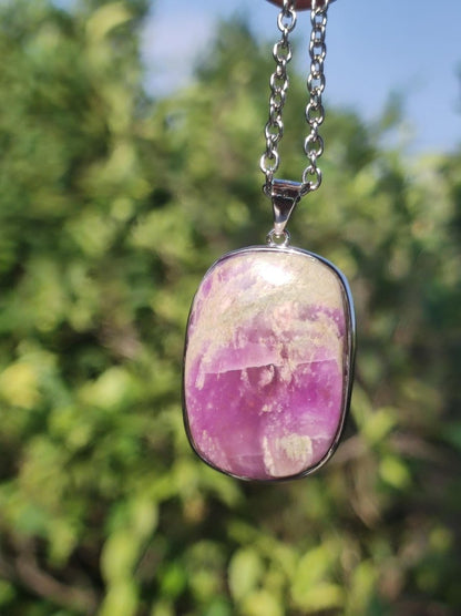 Sugilith / Sugilite inkl. 925 Silber Fassung lila Edelstein Kette Natur Heilstein Energie Rarität Mann Frau Er Sie Geschenk Edel hochwertig - Art of Nature Berlin