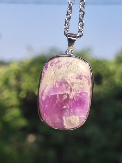 Sugilith / Sugilite inkl. 925 Silber Fassung lila Edelstein Kette Natur Heilstein Energie Rarität Mann Frau Er Sie Geschenk Edel hochwertig - Art of Nature Berlin
