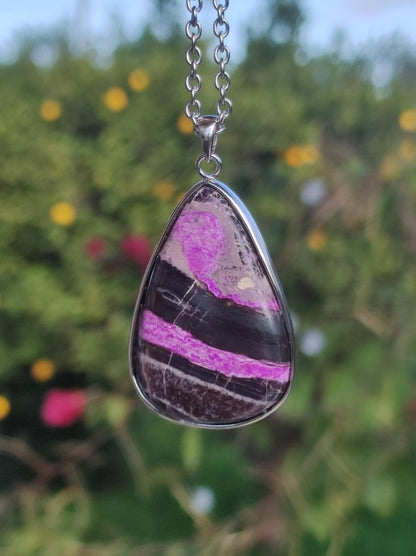 Sugilith / Sugilite inkl. 925 Silber Fassung lila Edelstein Kette Natur Heilstein Energie Rarität Mann Frau Er Sie Geschenk Edel hochwertig - Art of Nature Berlin