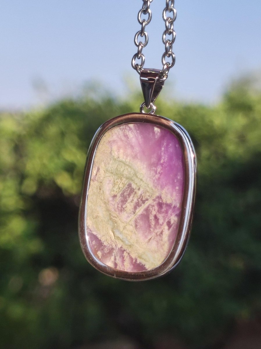 Sugilith / Sugilite inkl. 925 Silber Fassung lila Edelstein Kette Natur Heilstein Energie Rarität Mann Frau Er Sie Geschenk Edel hochwertig - Art of Nature Berlin