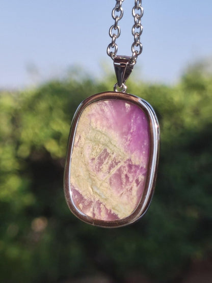 Sugilith / Sugilite inkl. 925 Silber Fassung lila Edelstein Kette Natur Heilstein Energie Rarität Mann Frau Er Sie Geschenk Edel hochwertig - Art of Nature Berlin