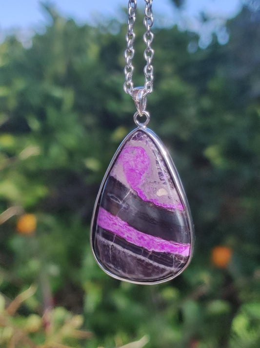 Sugilith / Sugilite inkl. 925 Silber Fassung lila Edelstein Kette Natur Heilstein Energie Rarität Mann Frau Er Sie Geschenk Edel hochwertig - Art of Nature Berlin