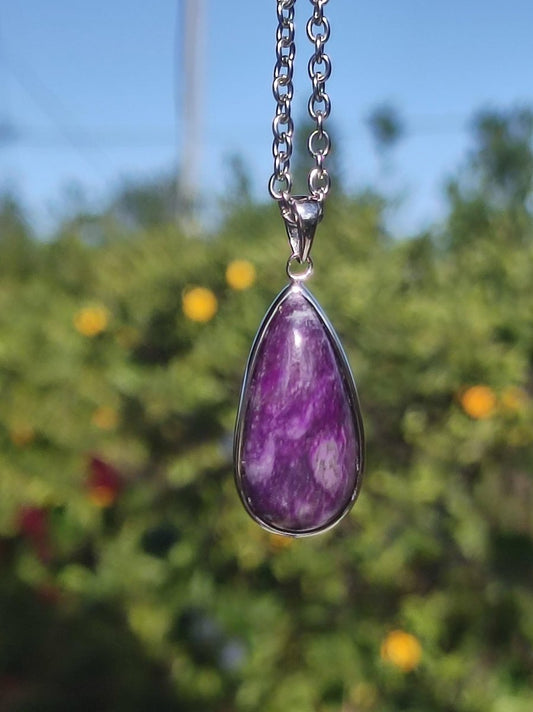 Sugilith / Sugilite inkl. 925 Silber Fassung lila Edelstein Kette Natur Heilstein Energie Rarität Mann Frau Er Sie Geschenk Edel hochwertig - Art of Nature Berlin