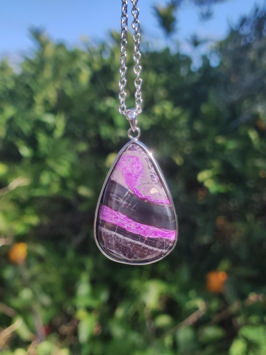 Sugilith / Sugilite inkl. 925 Silber Fassung lila Edelstein Kette Natur Heilstein Energie Rarität Mann Frau Er Sie Geschenk Edel hochwertig - Art of Nature Berlin