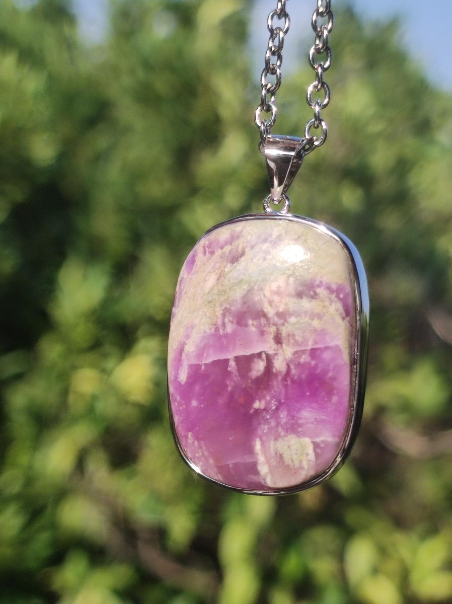 Sugilith / Sugilite inkl. 925 Silber Fassung lila Edelstein Kette Natur Heilstein Energie Rarität Mann Frau Er Sie Geschenk Edel hochwertig - Art of Nature Berlin