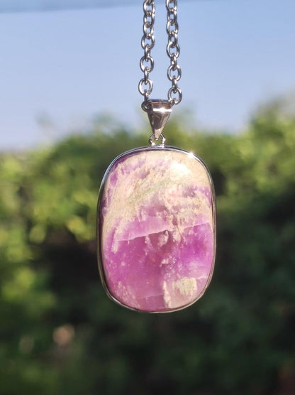 Sugilith / Sugilite inkl. 925 Silber Fassung lila Edelstein Kette Natur Heilstein Energie Rarität Mann Frau Er Sie Geschenk Edel hochwertig - Art of Nature Berlin