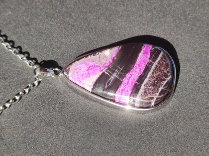 Sugilith / Sugilite inkl. 925 Silber Fassung lila Edelstein Kette Natur Heilstein Energie Rarität Mann Frau Er Sie Geschenk Edel hochwertig - Art of Nature Berlin