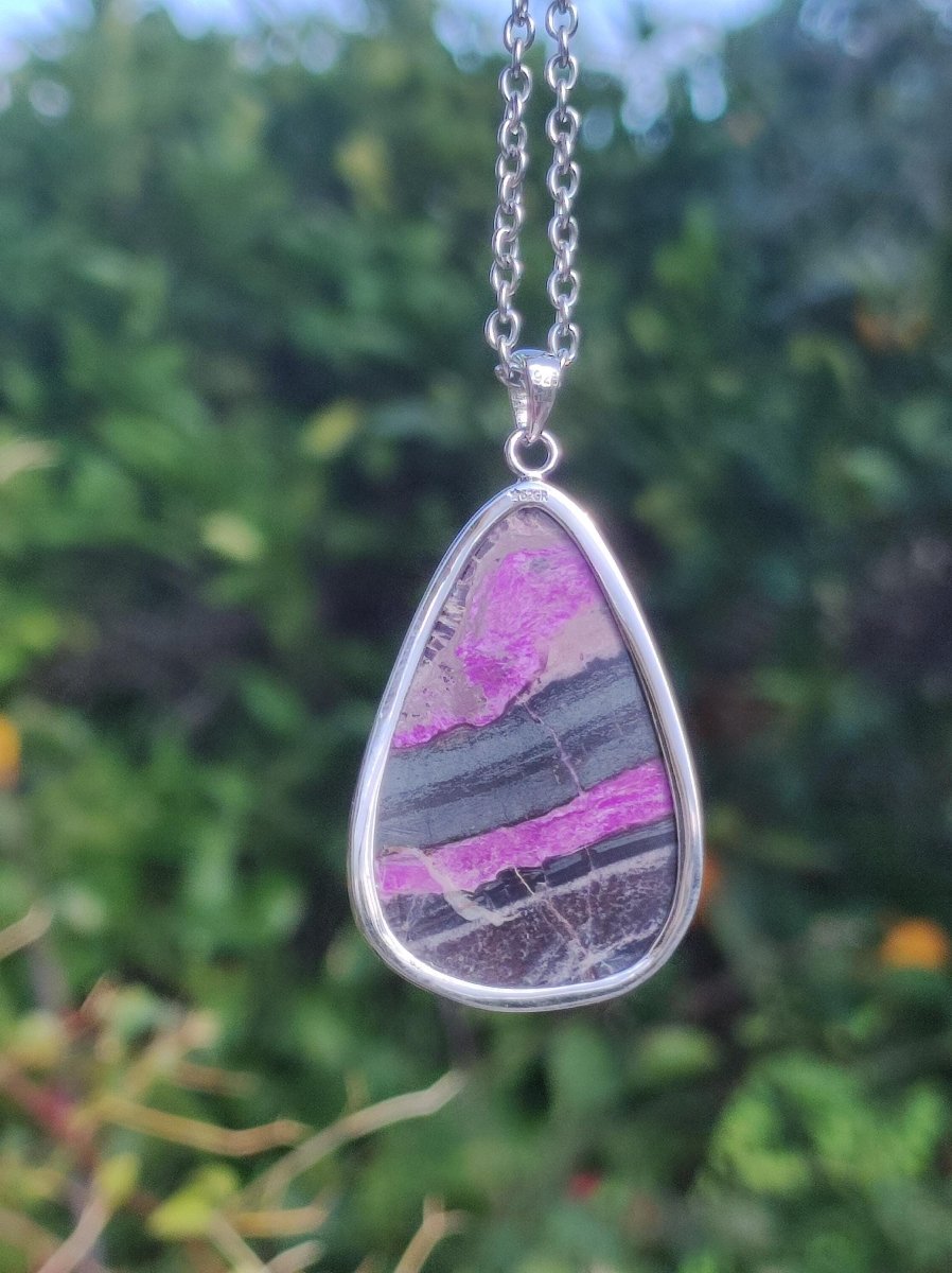 Sugilith / Sugilite inkl. 925 Silber Fassung lila Edelstein Kette Natur Heilstein Energie Rarität Mann Frau Er Sie Geschenk Edel hochwertig - Art of Nature Berlin