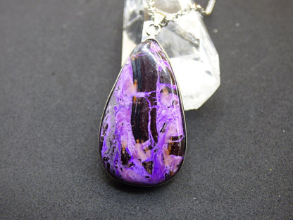Sugilith / Sugilite inkl. 925 Silber Fassung lila Edelstein Kette Natur Heilstein Energie Rarität Mann Frau Er Sie Geschenk Edel hochwertig - Art of Nature Berlin