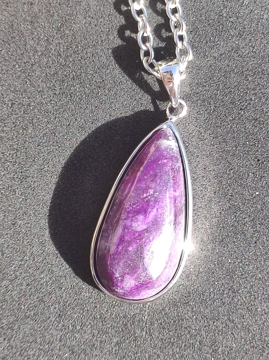 Sugilith / Sugilite inkl. 925 Silber Fassung lila Edelstein Kette Natur Heilstein Energie Rarität Mann Frau Er Sie Geschenk Edel hochwertig - Art of Nature Berlin