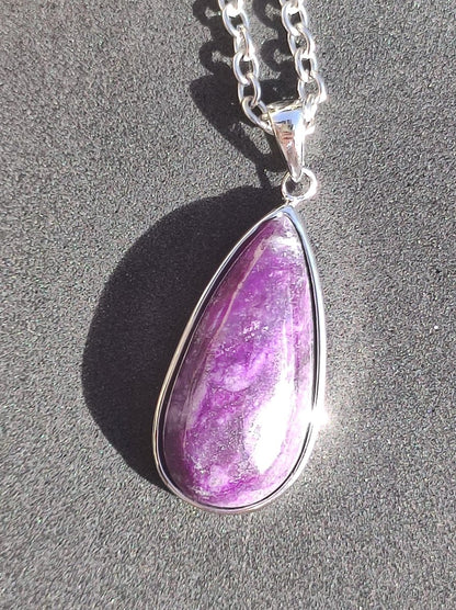 Sugilith / Sugilite inkl. 925 Silber Fassung lila Edelstein Kette Natur Heilstein Energie Rarität Mann Frau Er Sie Geschenk Edel hochwertig - Art of Nature Berlin