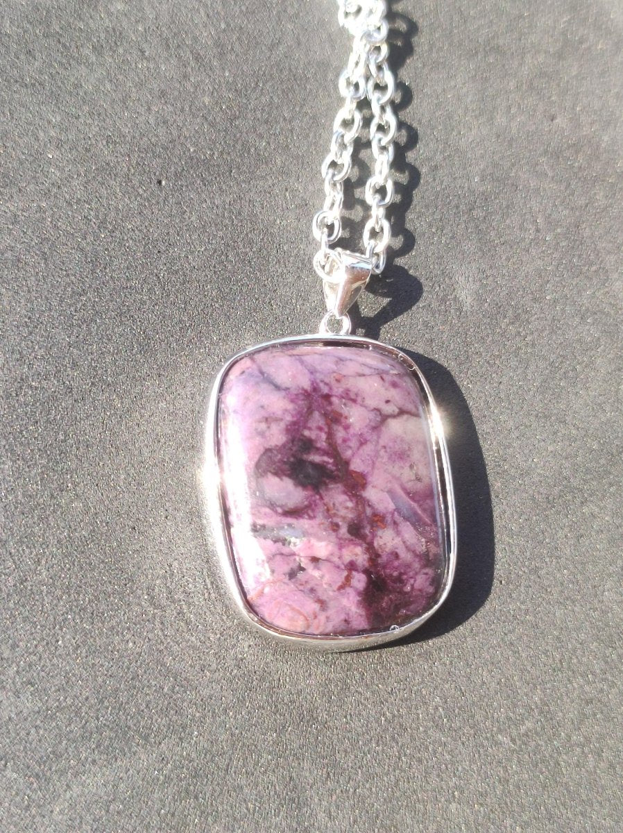 Sugilith / Sugilite inkl. 925 Silber Fassung lila Edelstein Kette Natur Heilstein Energie Rarität Mann Frau Er Sie Geschenk Edel hohwertig - Art of Nature Berlin