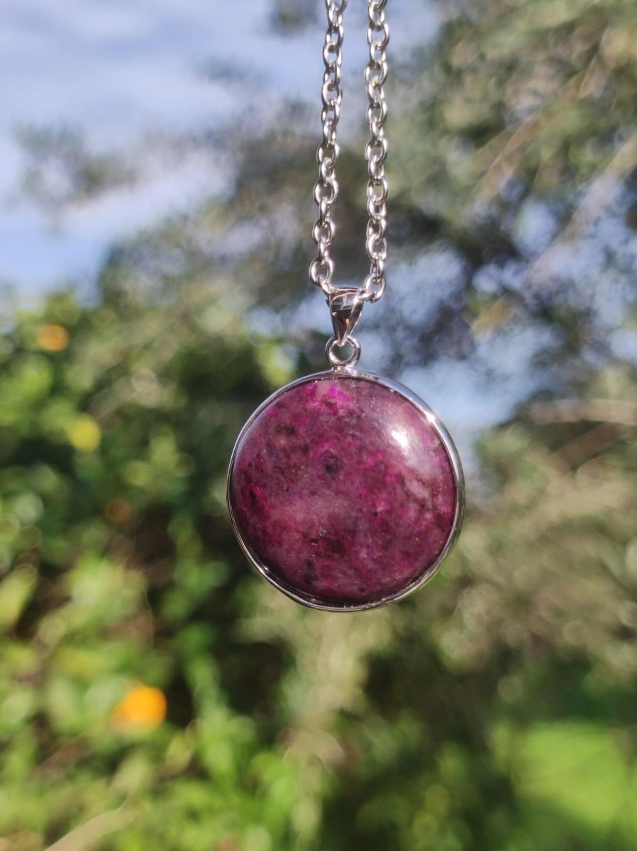 Sugilith / Sugilite inkl. 925 Silber Fassung lila Edelstein Kette Natur Heilstein Energie Rarität Mann Frau Er Sie Geschenk Edel hohwertig - Art of Nature Berlin