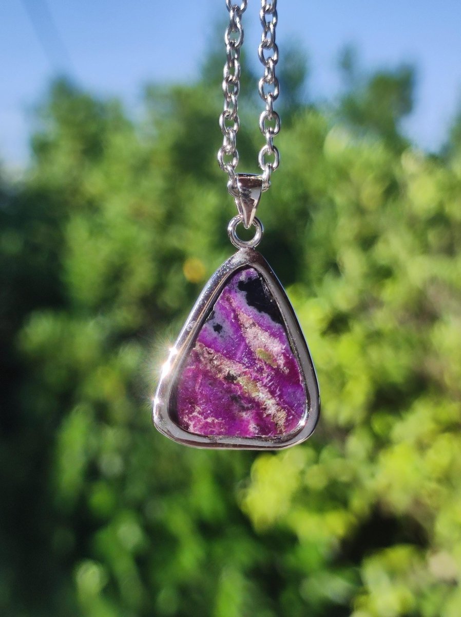 Sugilith / Sugilite inkl. 925 Silber Fassung lila Edelstein Kette Natur Heilstein Energie Rarität Mann Frau Er Sie Geschenk Edel hohwertig - Art of Nature Berlin