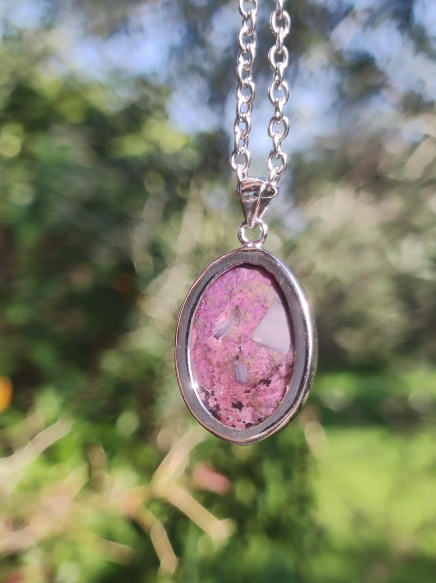Sugilith / Sugilite inkl. 925 Silber Fassung lila Edelstein Kette Natur Heilstein Energie Rarität Mann Frau Er Sie Geschenk Edel hohwertig - Art of Nature Berlin