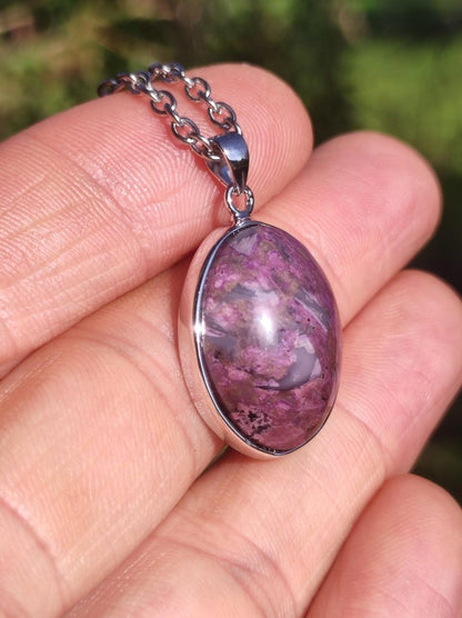 Sugilith / Sugilite inkl. 925 Silber Fassung lila Edelstein Kette Natur Heilstein Energie Rarität Mann Frau Er Sie Geschenk Edel hohwertig - Art of Nature Berlin