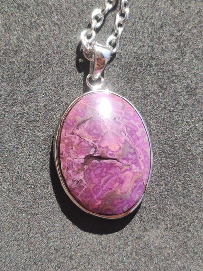 Sugilith / Sugilite inkl. 925 Silber Fassung lila Edelstein Kette Natur Heilstein Energie Rarität Mann Frau Er Sie Geschenk Edel hohwertig - Art of Nature Berlin