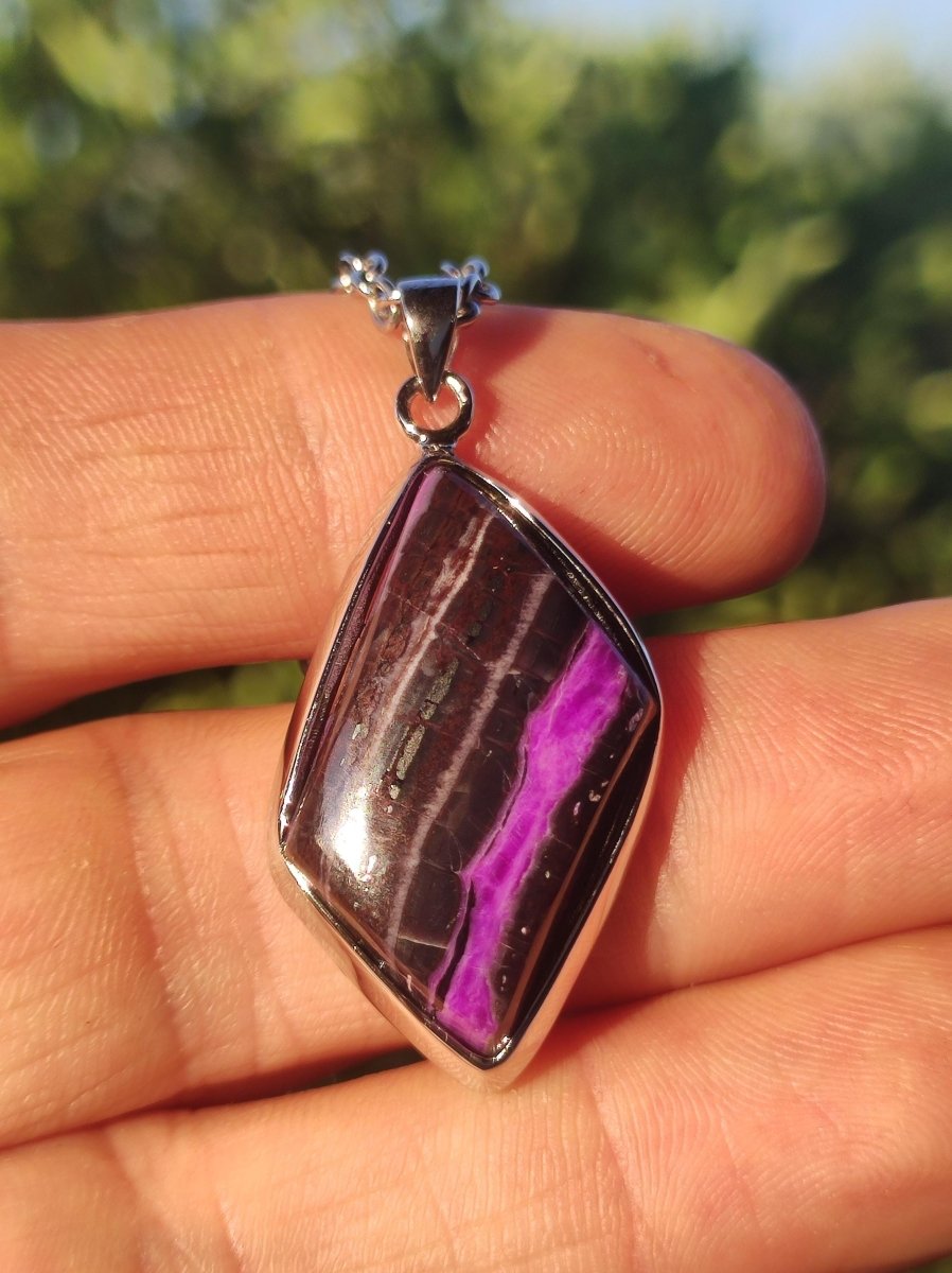 Sugilith / Sugilite inkl. 925 Silber Fassung lila Edelstein Kette Natur Heilstein Energie Rarität Mann Frau Er Sie Geschenk Edel hohwertig - Art of Nature Berlin