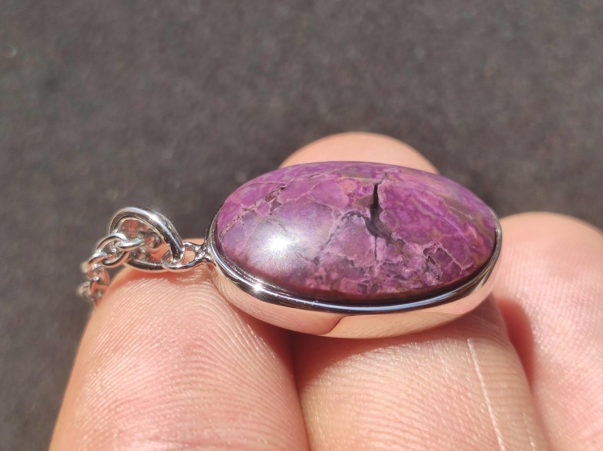 Sugilith / Sugilite inkl. 925 Silber Fassung lila Edelstein Kette Natur Heilstein Energie Rarität Mann Frau Er Sie Geschenk Edel hohwertig - Art of Nature Berlin