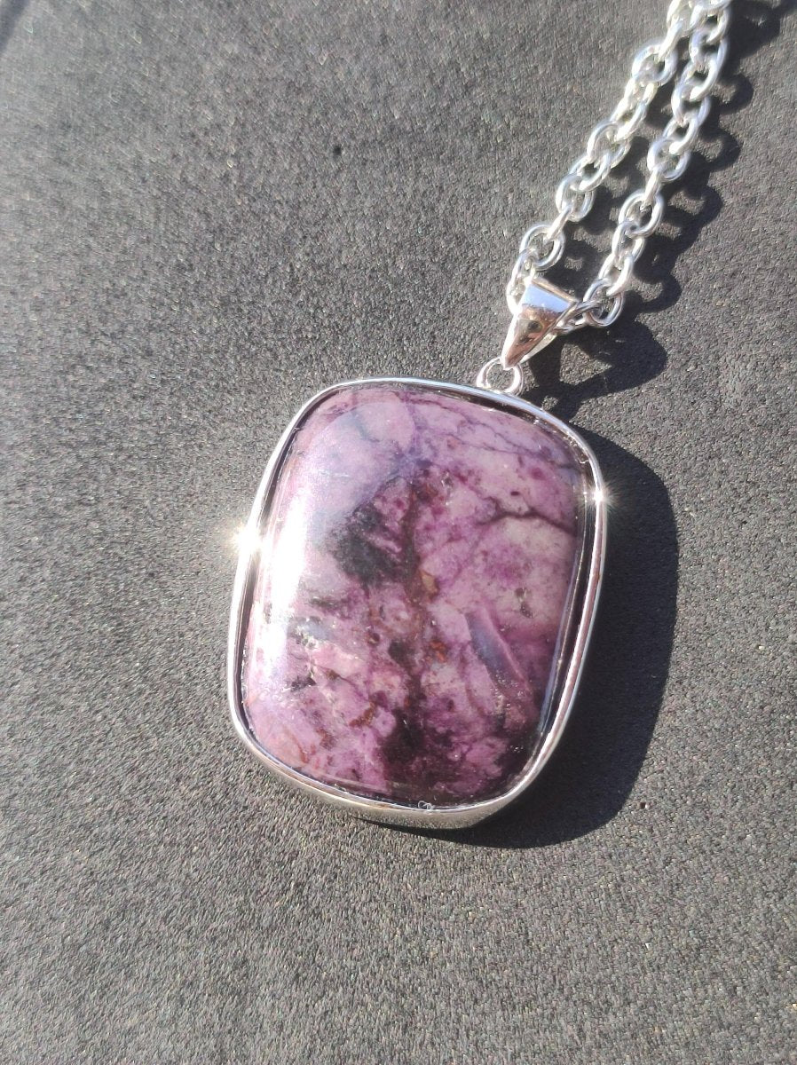 Sugilith / Sugilite inkl. 925 Silber Fassung lila Edelstein Kette Natur Heilstein Energie Rarität Mann Frau Er Sie Geschenk Edel hohwertig - Art of Nature Berlin