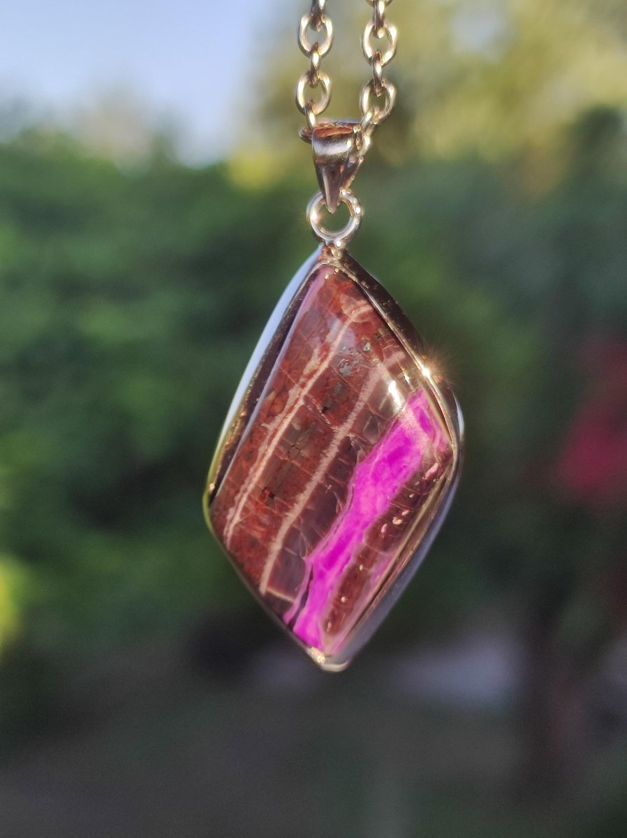 Sugilith / Sugilite inkl. 925 Silber Fassung lila Edelstein Kette Natur Heilstein Energie Rarität Mann Frau Er Sie Geschenk Edel hohwertig - Art of Nature Berlin