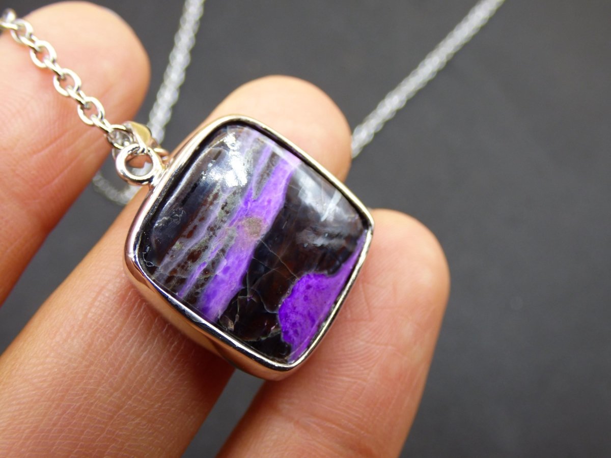 Sugilith / Sugilite inkl. 925 Silber Fassung lila Edelstein Kette Natur Heilstein Energie Rarität Mann Frau Er Sie Geschenk Edel hohwertig - Art of Nature Berlin