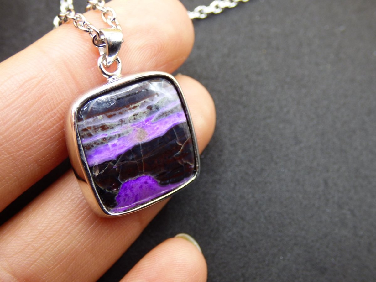 Sugilith / Sugilite inkl. 925 Silber Fassung lila Edelstein Kette Natur Heilstein Energie Rarität Mann Frau Er Sie Geschenk Edel hohwertig - Art of Nature Berlin