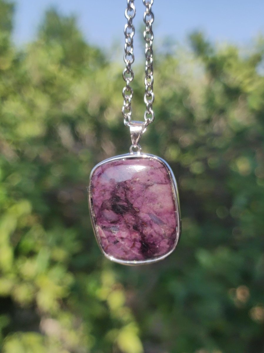 Sugilith / Sugilite inkl. 925 Silber Fassung lila Edelstein Kette Natur Heilstein Energie Rarität Mann Frau Er Sie Geschenk Edel hohwertig - Art of Nature Berlin