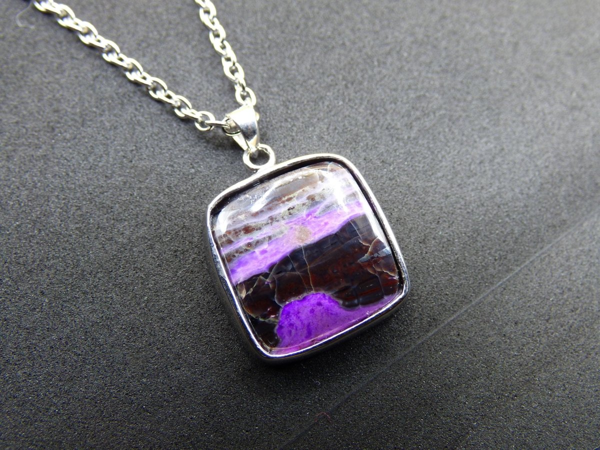 Sugilith / Sugilite inkl. 925 Silber Fassung lila Edelstein Kette Natur Heilstein Energie Rarität Mann Frau Er Sie Geschenk Edel hohwertig - Art of Nature Berlin