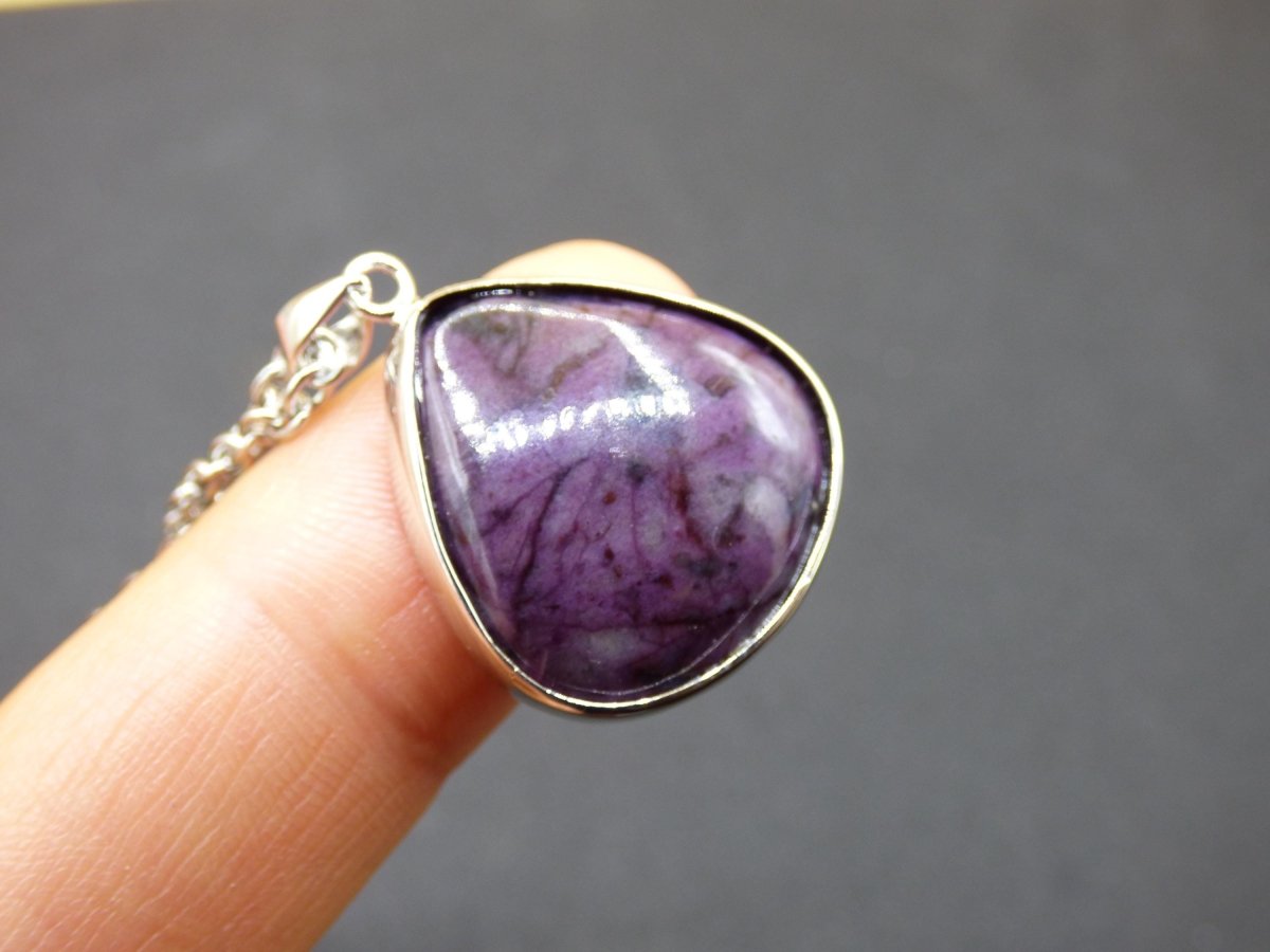 Sugilith / Sugilite inkl. 925 Silber Fassung lila Edelstein Kette Natur Heilstein Energie Rarität Mann Frau Er Sie Geschenk Edel hohwertig - Art of Nature Berlin