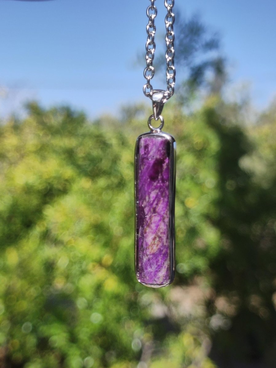 Sugilith / Sugilite inkl. 925 Silber Fassung lila Edelstein Kette Natur Heilstein Energie Rarität Mann Frau Er Sie Geschenk Edel hohwertig - Art of Nature Berlin