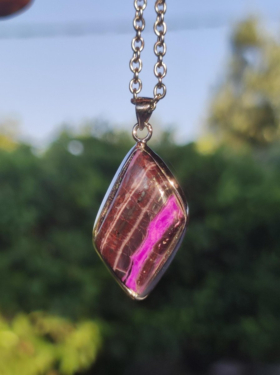 Sugilith / Sugilite inkl. 925 Silber Fassung lila Edelstein Kette Natur Heilstein Energie Rarität Mann Frau Er Sie Geschenk Edel hohwertig - Art of Nature Berlin