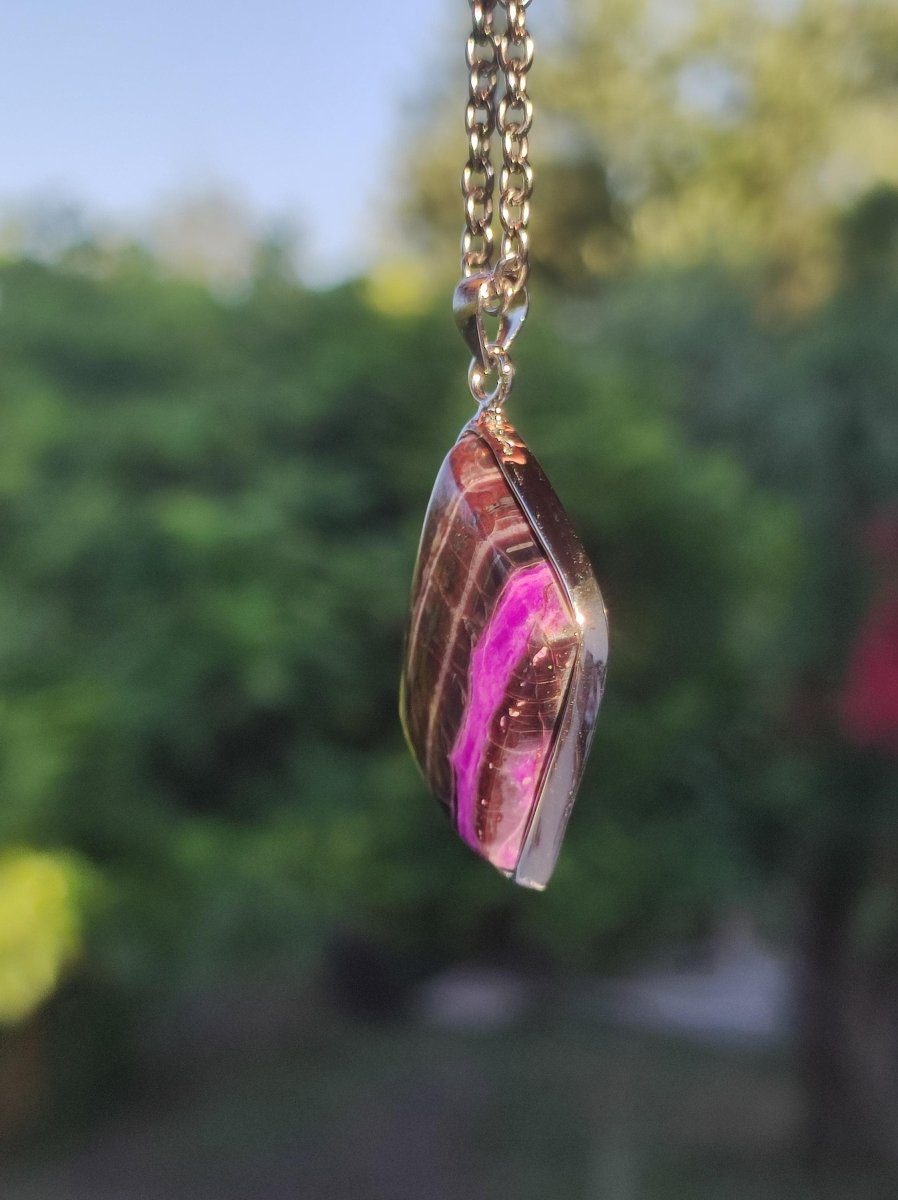 Sugilith / Sugilite inkl. 925 Silber Fassung lila Edelstein Kette Natur Heilstein Energie Rarität Mann Frau Er Sie Geschenk Edel hohwertig - Art of Nature Berlin