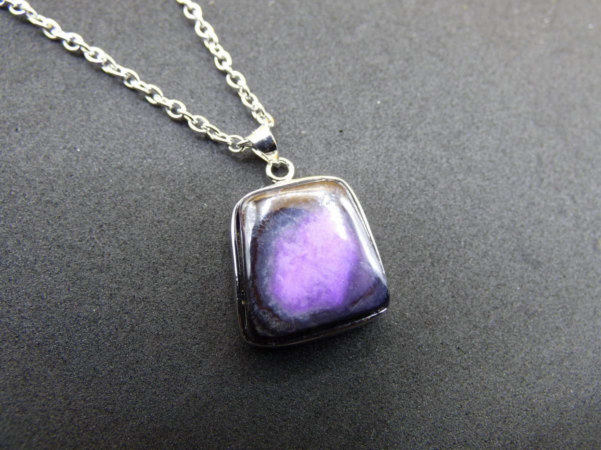 Sugilith / Sugilite inkl. 925 Silber Fassung lila Edelstein Kette Natur Heilstein Energie Rarität Mann Frau Er Sie Geschenk Edel hohwertig - Art of Nature Berlin