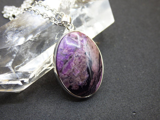 Sugilith / Sugilite inkl. 925 Silber Fassung lila Edelstein Kette Natur Heilstein Energie Rarität Mann Frau Er Sie Geschenk Edel hohwertig - Art of Nature Berlin