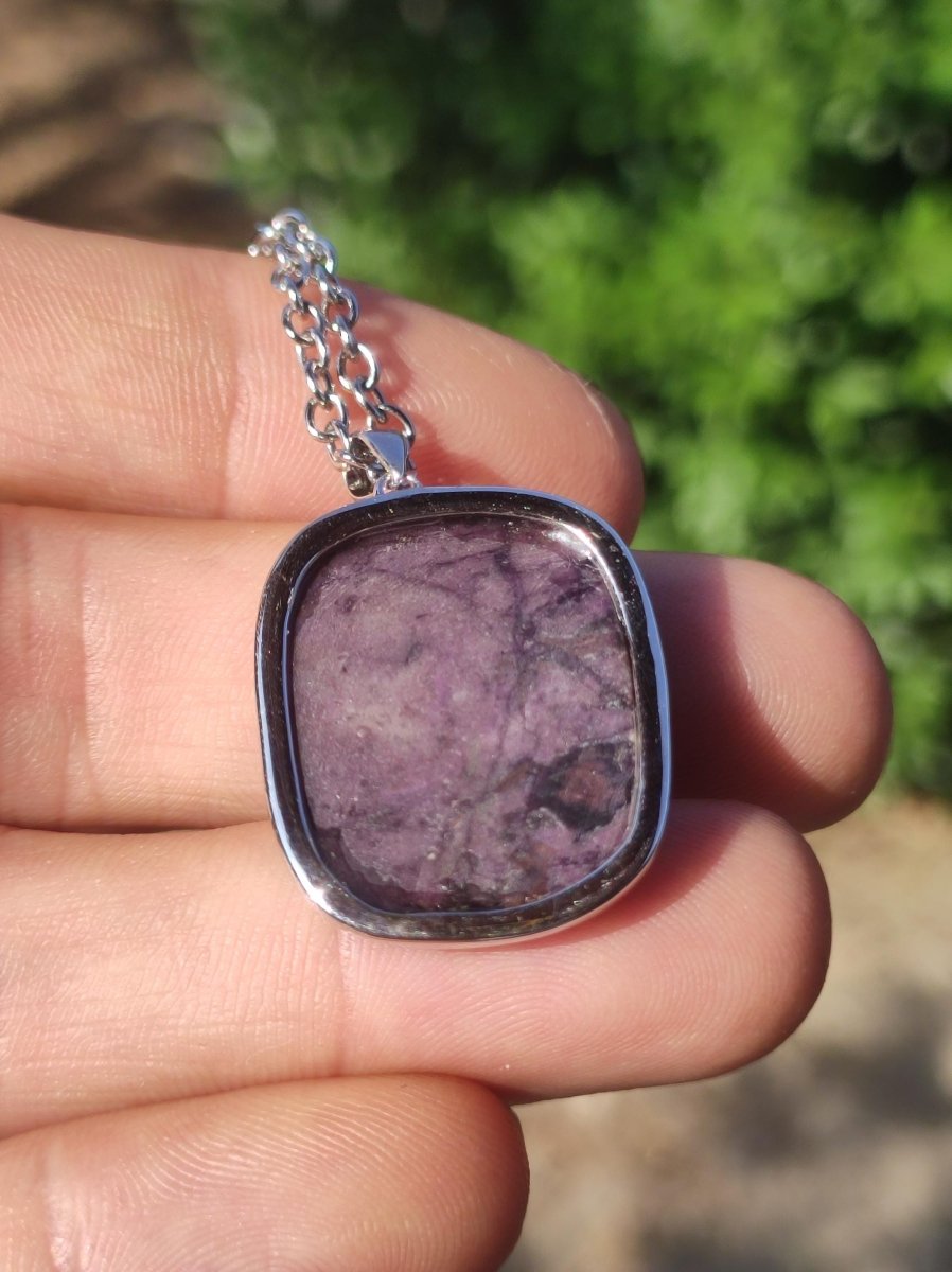Sugilith / Sugilite inkl. 925 Silber Fassung lila Edelstein Kette Natur Heilstein Energie Rarität Mann Frau Er Sie Geschenk Edel hohwertig - Art of Nature Berlin