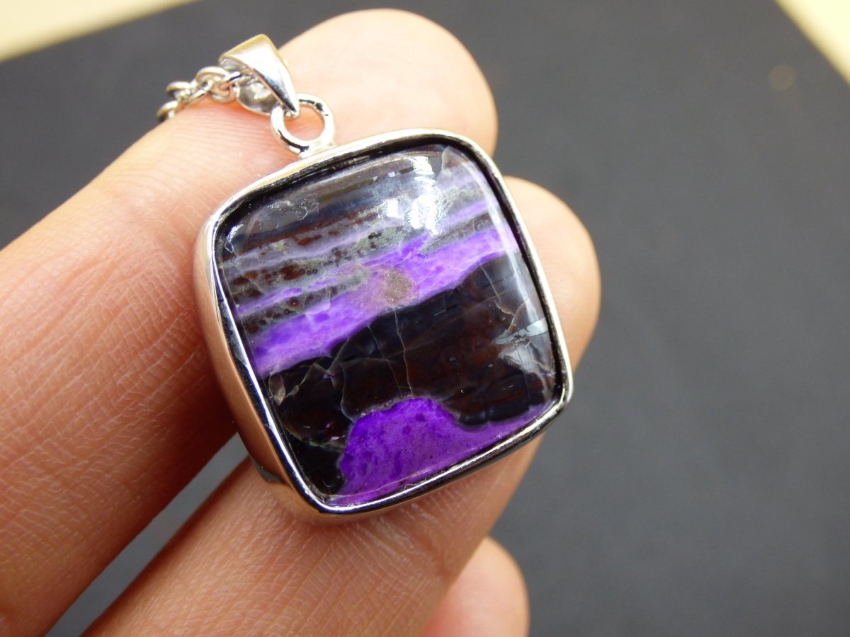 Sugilith / Sugilite inkl. 925 Silber Fassung lila Edelstein Kette Natur Heilstein Energie Rarität Mann Frau Er Sie Geschenk Edel hohwertig - Art of Nature Berlin
