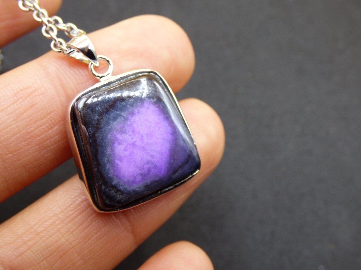 Sugilith / Sugilite inkl. 925 Silber Fassung lila Edelstein Kette Natur Heilstein Energie Rarität Mann Frau Er Sie Geschenk Edel hohwertig - Art of Nature Berlin