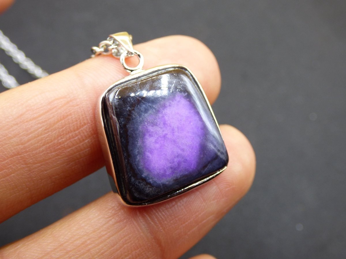 Sugilith / Sugilite inkl. 925 Silber Fassung lila Edelstein Kette Natur Heilstein Energie Rarität Mann Frau Er Sie Geschenk Edel hohwertig - Art of Nature Berlin