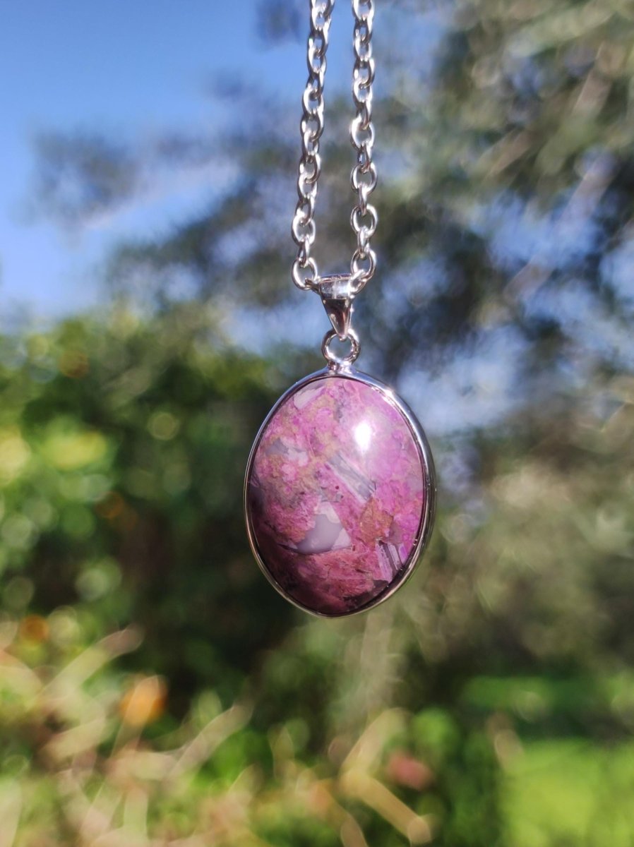 Sugilith / Sugilite inkl. 925 Silber Fassung lila Edelstein Kette Natur Heilstein Energie Rarität Mann Frau Er Sie Geschenk Edel hohwertig - Art of Nature Berlin