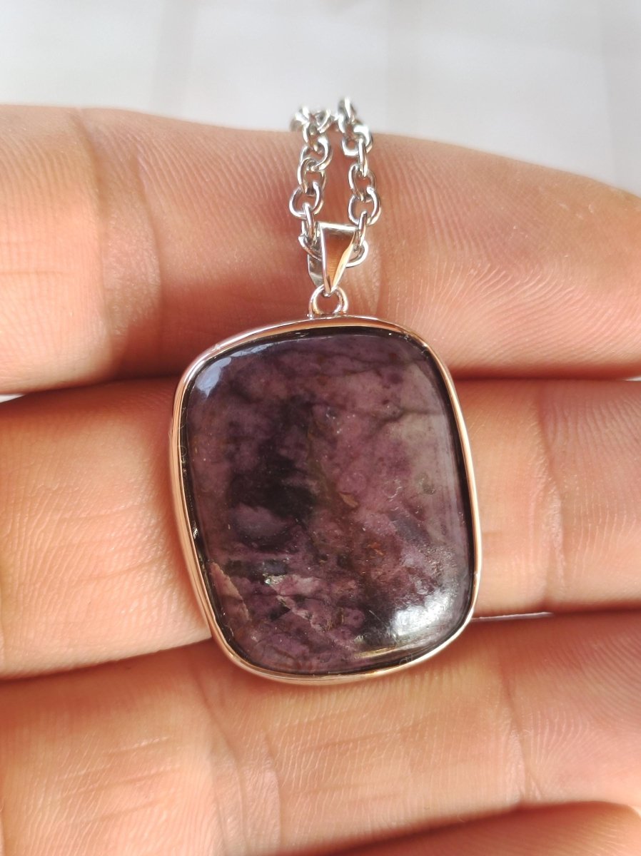 Sugilith / Sugilite inkl. 925 Silber Fassung lila Edelstein Kette Natur Heilstein Energie Rarität Mann Frau Er Sie Geschenk Edel hohwertig - Art of Nature Berlin