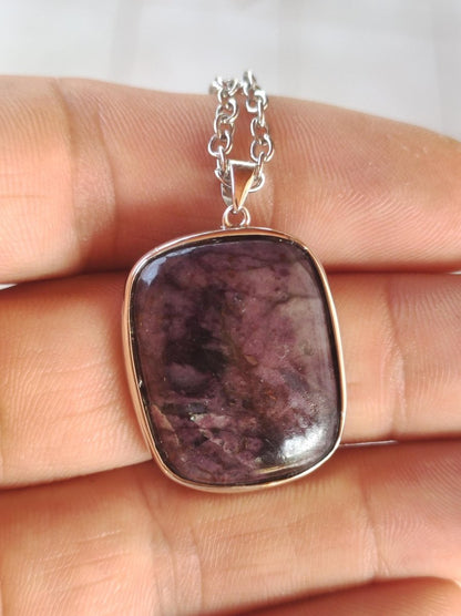 Sugilith / Sugilite inkl. 925 Silber Fassung lila Edelstein Kette Natur Heilstein Energie Rarität Mann Frau Er Sie Geschenk Edel hohwertig - Art of Nature Berlin