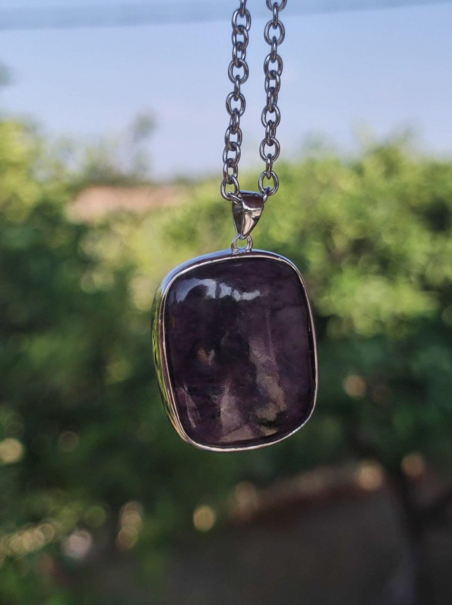 Sugilith / Sugilite inkl. 925 Silber Fassung lila Edelstein Kette Natur Heilstein Energie Rarität Mann Frau Er Sie Geschenk Edel hohwertig - Art of Nature Berlin