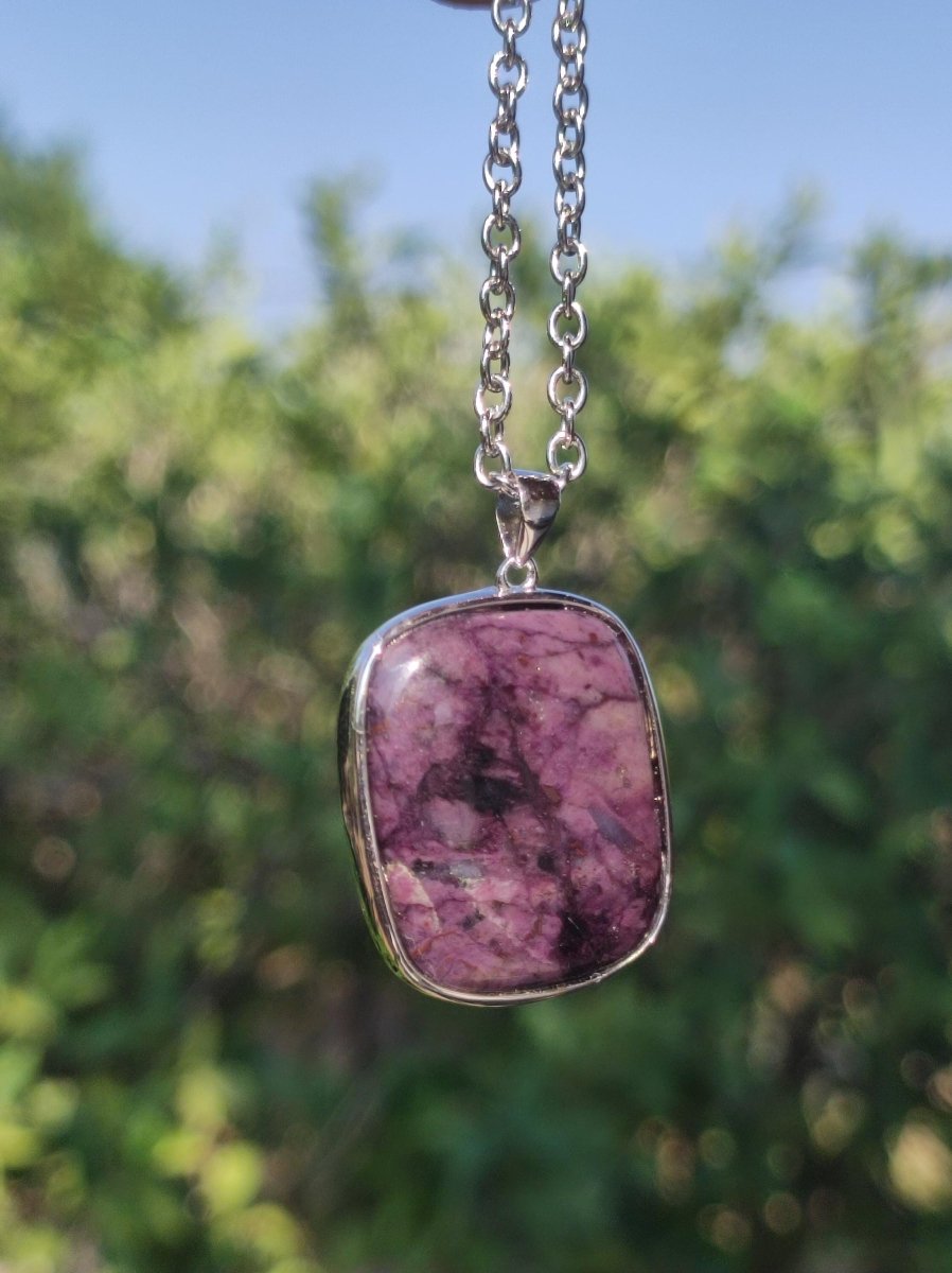 Sugilith / Sugilite inkl. 925 Silber Fassung lila Edelstein Kette Natur Heilstein Energie Rarität Mann Frau Er Sie Geschenk Edel hohwertig - Art of Nature Berlin
