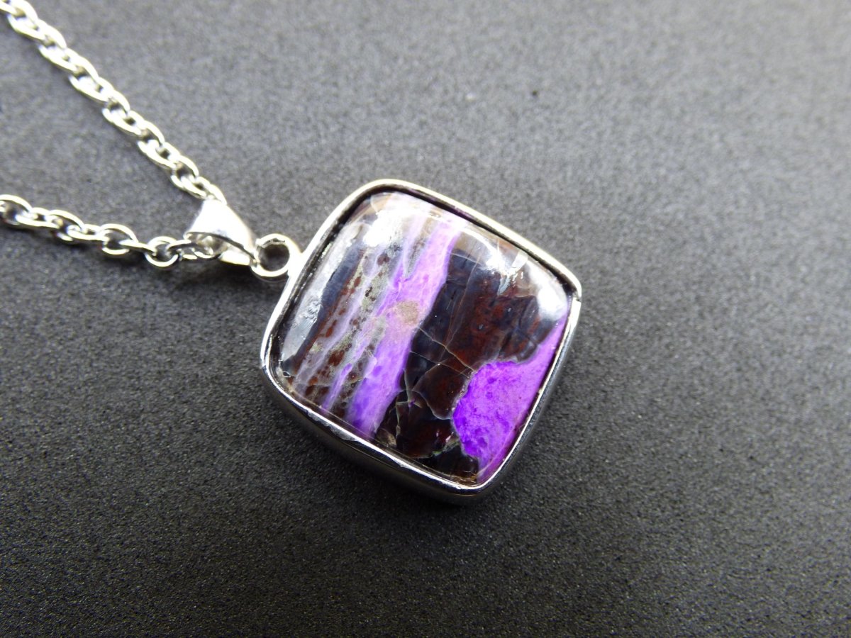 Sugilith / Sugilite inkl. 925 Silber Fassung lila Edelstein Kette Natur Heilstein Energie Rarität Mann Frau Er Sie Geschenk Edel hohwertig - Art of Nature Berlin