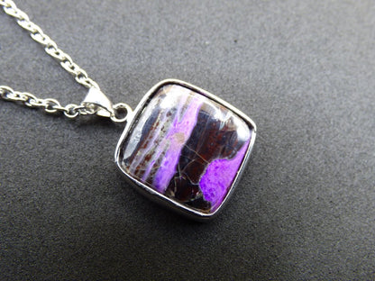 Sugilith / Sugilite inkl. 925 Silber Fassung lila Edelstein Kette Natur Heilstein Energie Rarität Mann Frau Er Sie Geschenk Edel hohwertig - Art of Nature Berlin