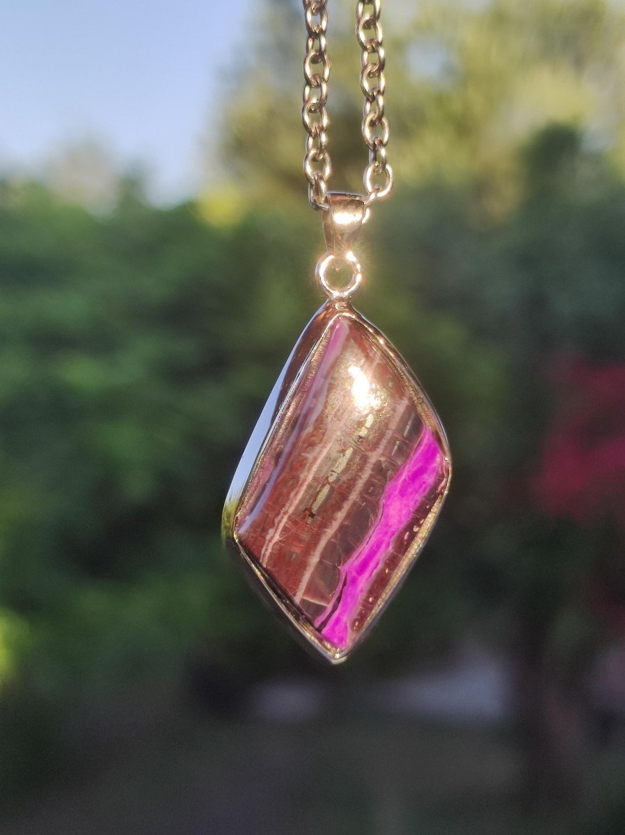 Sugilith / Sugilite inkl. 925 Silber Fassung lila Edelstein Kette Natur Heilstein Energie Rarität Mann Frau Er Sie Geschenk Edel hohwertig - Art of Nature Berlin