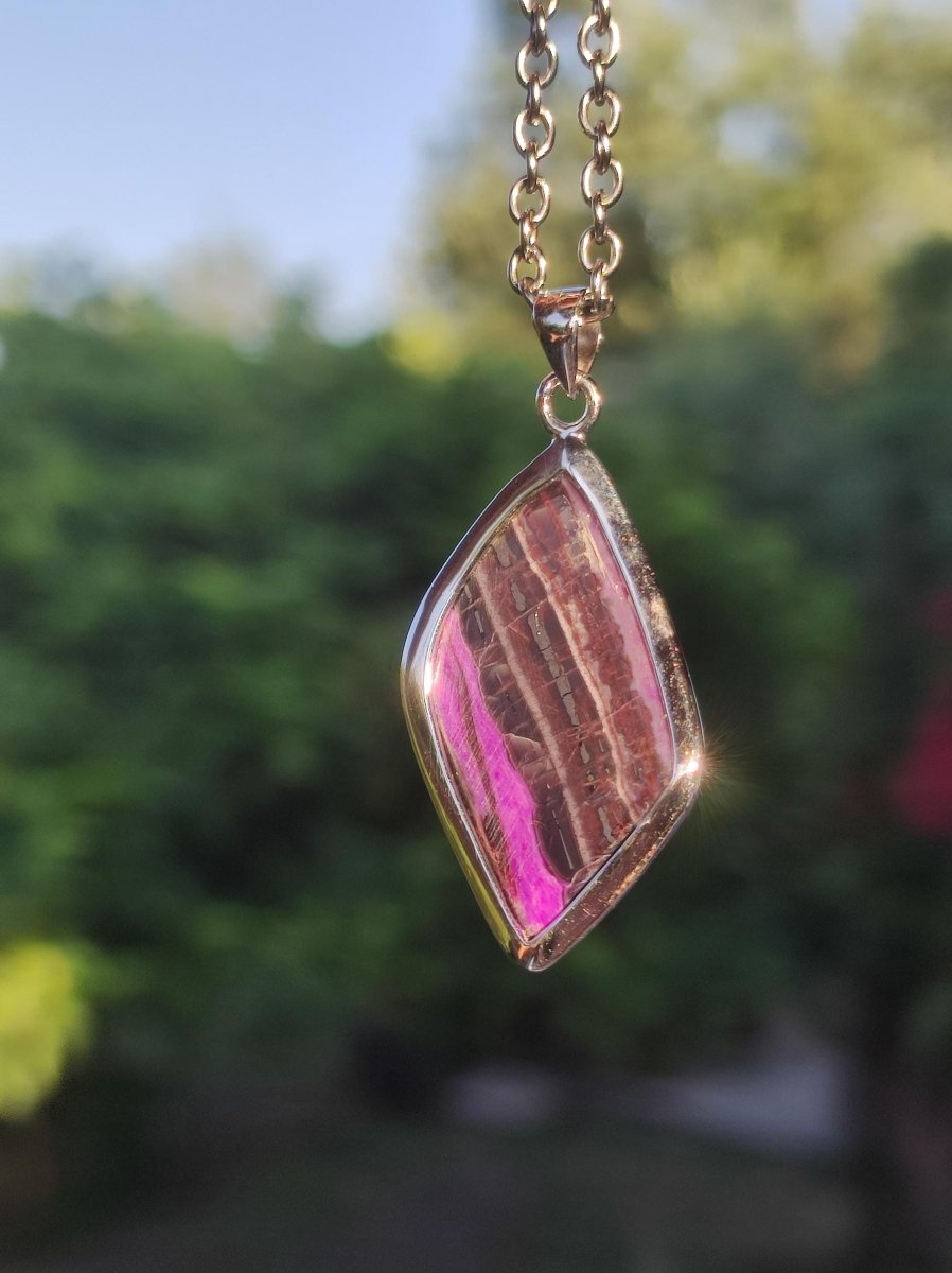 Sugilith / Sugilite inkl. 925 Silber Fassung lila Edelstein Kette Natur Heilstein Energie Rarität Mann Frau Er Sie Geschenk Edel hohwertig - Art of Nature Berlin